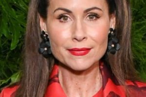 Minnie Driver – Vintage Jackie-O Hairstyle (2023) – CHANEL and Charles Finch Pre-Oscar Awards Dinner