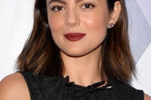 Monica Barbaro – Medium Length Curled Hairstyle (2023) – Dare In Gris Dior The Grey Zone Opening