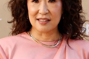 Sandra Oh – Long Curly Hairstyle (2023) – Second Annual Gold Gala