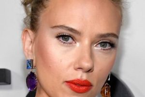 Scarlett Johansson – Formal Updo – Netflix’s “Marriage Story” Premiere