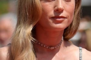 Brie Larson – Long Wavy Hairstyle (2023) – 76th Annual Cannes Film Festival