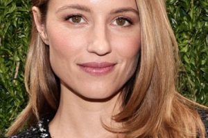 Dianna Agron – Shiny Long Curled Hairstyle (2023) – CHANEL Tribeca Festival Women’s Lunch