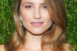 Dianna Agron – Soft Long Curled Hairstyle (2023) – CHANEL Tribeca Festival Artists Dinner