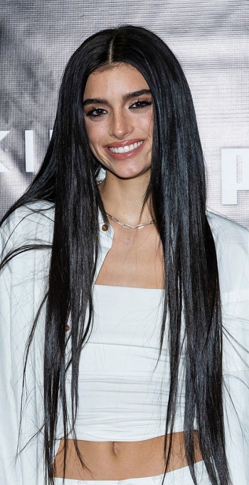 Dixie D'Amelio - Long Straight Hairstyle - 20220610
