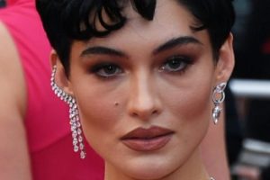 Grace Elizabeth – Short Curled Hairstyle (2023) – 76th Annual Cannes Film Festival