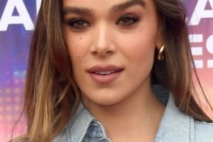 Hailee Steinfeld – Long Curled Hairstyle (2023) – “Spider-Man: Across The Spider-Verse” World Premiere