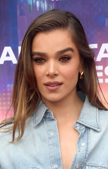 Hailee Steinfeld - Long Curled Hairstyle (2023) - [Hairstylist: Gregory Russell] - 20230530