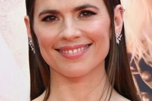 Hayley Atwell – Long Straight Pinned Back Hairstyle (2023) – “Mission: Impossible – Dead Reckoning Part One” UK Premiere
