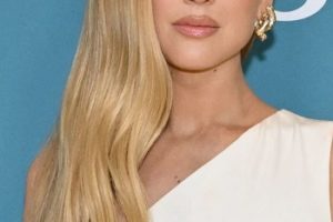 Jennifer Lawrence – Hollywood Glam Waves Hairstyle (2023) – “No Hard Feelings” New York Premiere