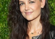 Katie Holmes – Long Beach Waves Hairstyle (2023) – CHANEL Tribeca Festival Artists Dinner