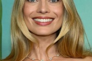 Margot Robbie – Brushed Out Curled Hairstyle (2023) – “Asteroid City” Premiere
