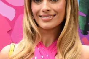 Margot Robbie – Pink & Fabulous Barbie Long Lush Curled Hairstyle (2023)
