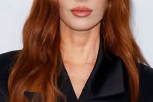 Megan Fox – Ultra Long Red Beachy Hairstyle (2023) – Medical Inn Grand Opening and Charity Event