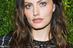Phoebe Tonkin – Long 90s-Vibe Textured Hairstyle (2023) – CHANEL Tribeca Festival Women’s Lunch