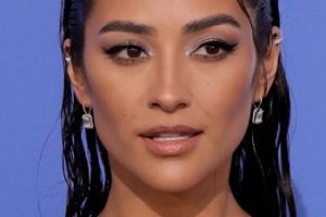 Shay Mitchell – Long Slicked Back Hairstyle (2023) – amfAR Cannes Gala 2023