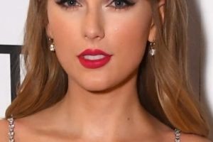 Taylor Swift – Long Curled Hairstyle/Bangs – The BRIT Awards 2021