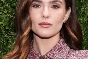 Zoey Deutch – Long Curled Hairstyle (2023) – CHANEL Tribeca Festival Women’s Lunch