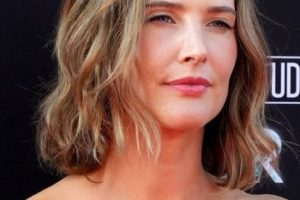 Coby Smulders – Medium Length Beachy Hairstyle (2023) – Marvel Studios’ “Secret Invasion” Launch Event