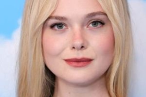 Elle Fanning – Simple Straight Hairstyle (2023) – Longchamp Launch Party
