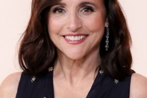 Julia Louis Dreyfus – Medium Length Curled Hairstyle (2023) – 95th Annual Academy Awards