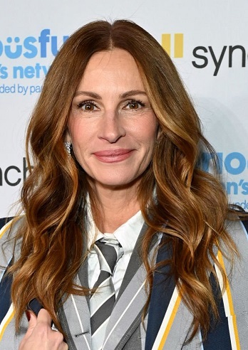Julia Roberts - Long Curled Hairstyle (2022) - 20221114