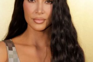Kim Kardashian – Long Wavy Hairstyle (2023) – Paris Fashion Week