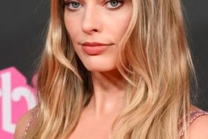 Margot Robbie – Face-Framing Waves Hairstyle (2023) – “Barbie” Celebration Party