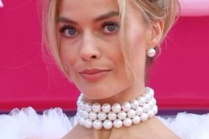 Margot Robbie – Enchanted Evening Barbie Updo (2023) – “Barbie” European Premiere
