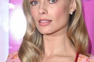 Margot Robbie – Hollywood Waves Hairstyle (2023) – “Barbie” London Photo Call