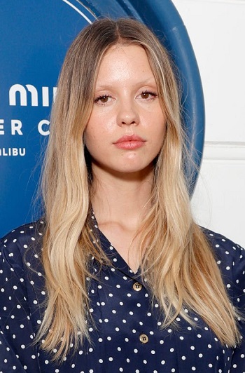 Mia Goth - Simple Soft Waves Hairstyle (2023) - [Hairstylist: Jenny Cho] - 20230726