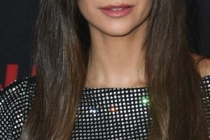 Nina Dobrev – Long Straight Hairstyle/Bangs (2023) – Netflix’s “The Out-Laws” Los Angeles Premiere
