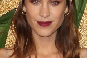 Alexa Chung – Deep Side Part Pinned Back Hairstyle – The Fashion Awards 2017