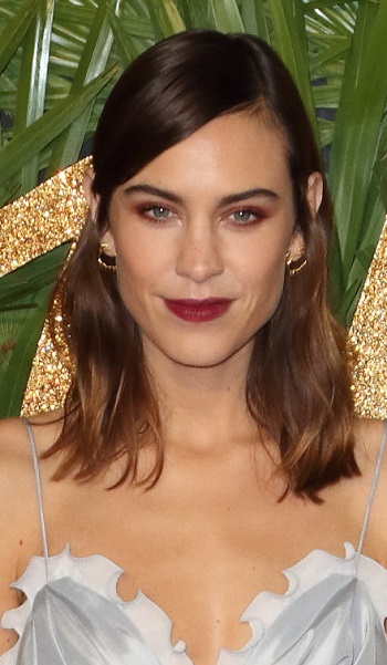 Alexa Chung - Deep Side Part Pinned Back Hairstyle - [Hairstylist: George Northwood] - 20171204