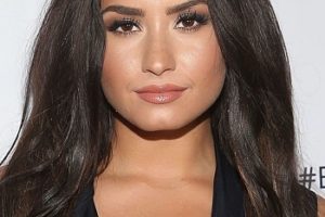 Demi Lovato – Long Soft Curls Hairstyle – “Beyond Silence” Premiere