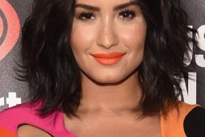 Demi Lovato – Shoulder Length Textured Waves Hairstyle – Night To Celebrate Elvis Duran