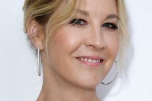 Jenna Elfman – Simple Textured Updo (2023) – Elton John AIDS Foundation’s 31st Annual Academy Awards Viewing Party