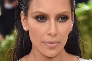 Kim Kardashian – Slick Wet Look Hairstyle – “Manus x Machina: Fashion In An Age Of Technology” Costume Institute Gala