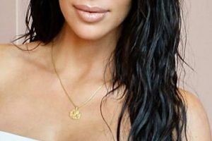Kim Kardashian – Ultra Long Beachy Wet Look Hairstyle – KKW Beauty Launch