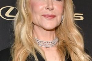 Nicole Kidman – Glamorous Waves Hairstyle – ELLE’s 26th Annual Women In Hollywood Celebration