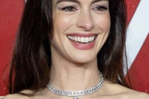 Anne Hathaway – Long Straight Hairstyle (2023) – The Fashion Awards 2023