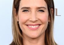 Cobie Smulders – Shoulder Length Straight Hairstyle (2023) – The LYMA Skincare LA Launch Event