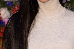 Demi Moore – Sleek Long Straight Hairstyle (2023) – Max Mara Resort 2024 Collection Fashion Show