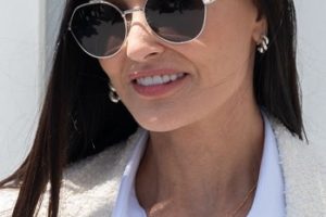 Demi Moore – Long Straight Hairstyle (2023) – Paris Fashion Week – Dior Homme Show