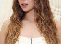Hailee Steinfeld – Long Beachy Hairstyle (2023) – Core Hydration PR Event