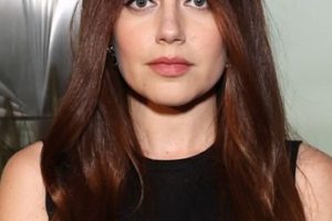 Molly Gordon – Chestnut Brown Soft Bend Hairstyle (2023) – Lucky Chance Diner CHANEL Party