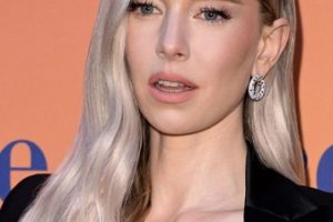 Vanessa Kirby – Long Subtle Wave Hairstyle (2023) – Veuve Clicquot’s SOLAIRE CULTURE Exhibition Opening