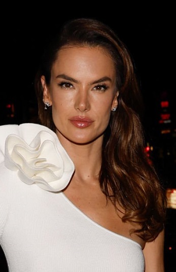 Alessandra Ambrosio - Long Curled Hairstyle (2023) - [Hairstylist: Giannandrea] - 20230203