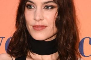 Alexa Chung – Long Curled Hairstyle (2023) – Veuve Clicquot Solaire Culture Grand Opening