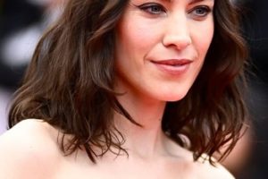 Alexa Chung – Long Curled Hairstyle (2023) – The 76th Annual Cannes Film Festival