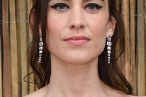 Alexa Chung – Pinned Back Curled Hairstyle (2023) – The Serpentine Gallery Summer Party 2023